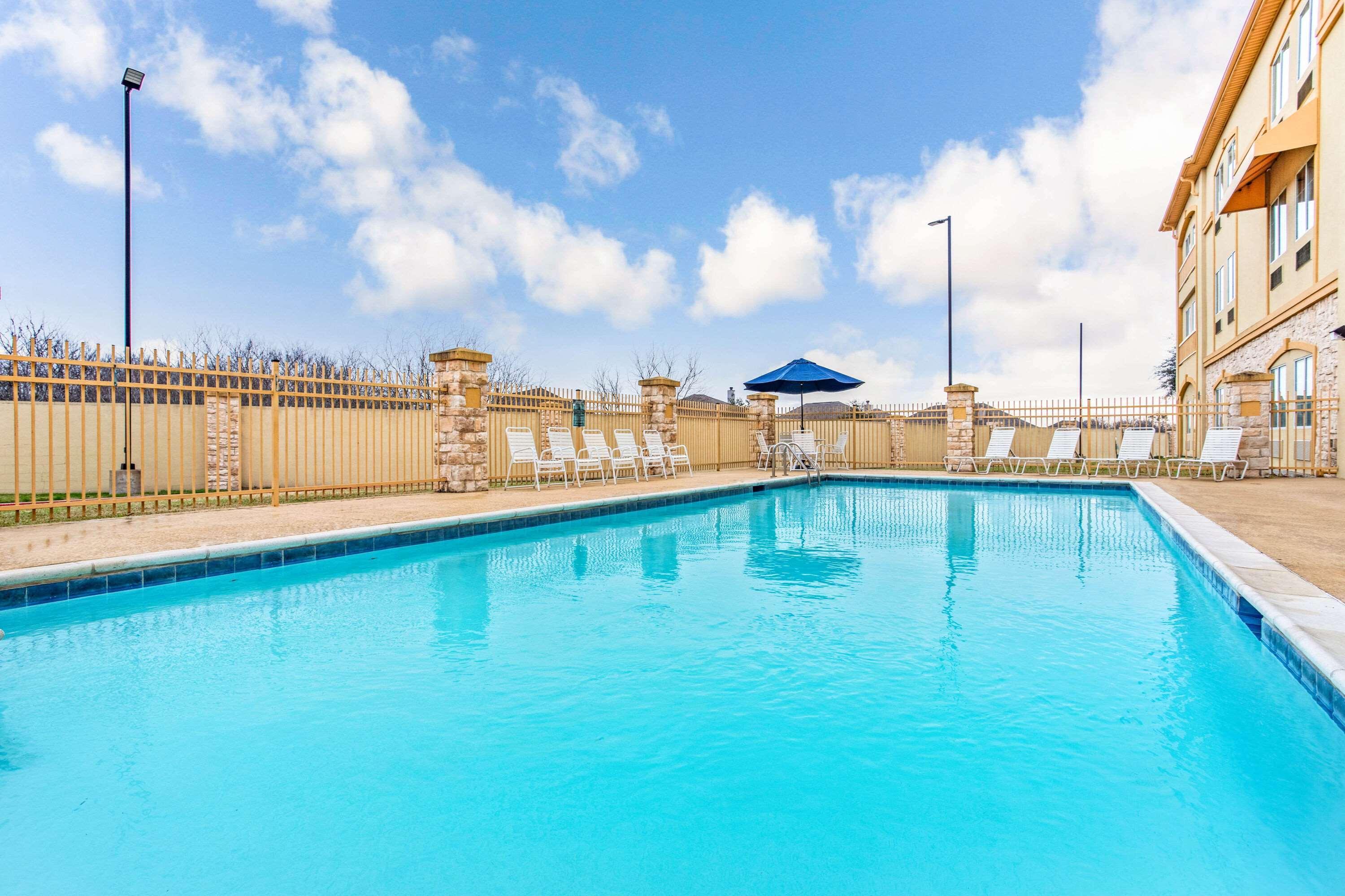 La Quinta By Wyndham Ennis Hotel Bagian luar foto